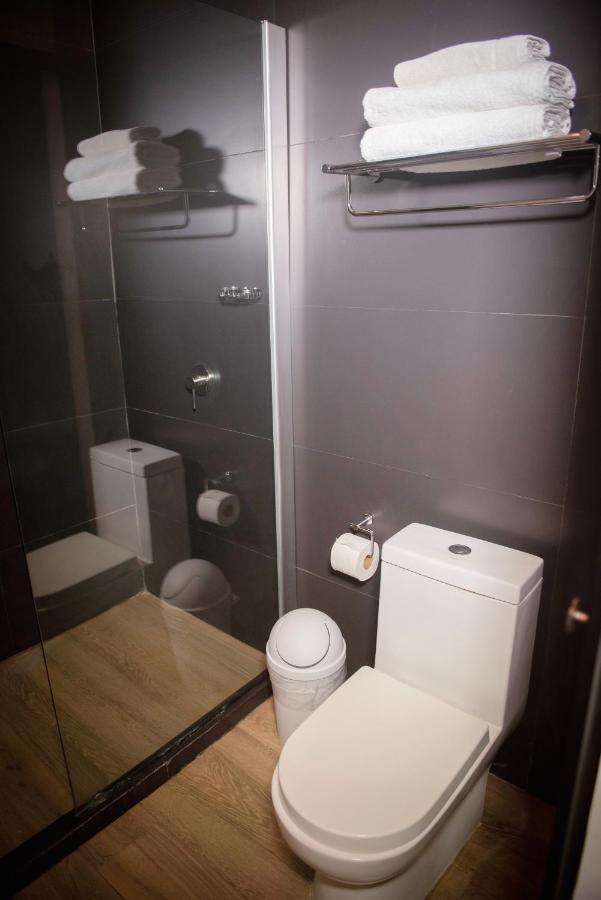 Habitación con cama extragrande y balcón